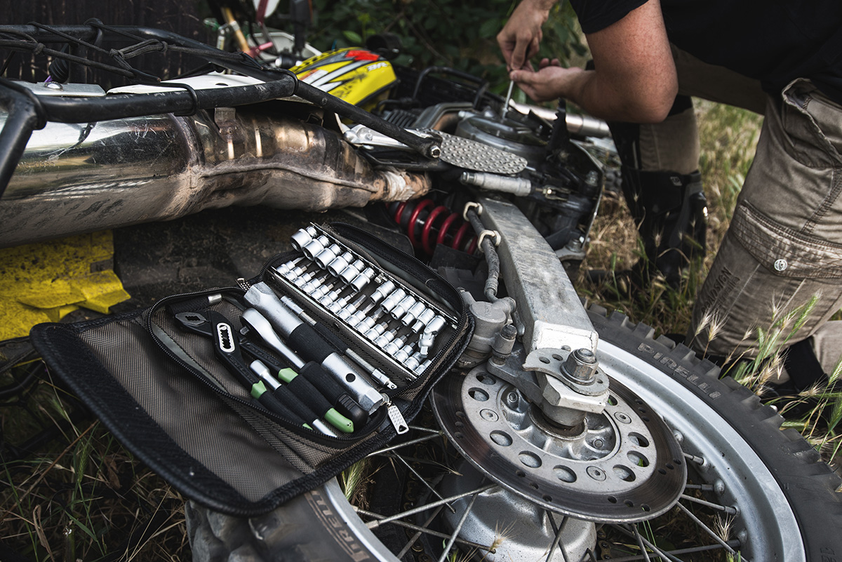 Набор головок 1/4 с инструментом в фирменной сумке 37 предметов ДелоТехники 600937