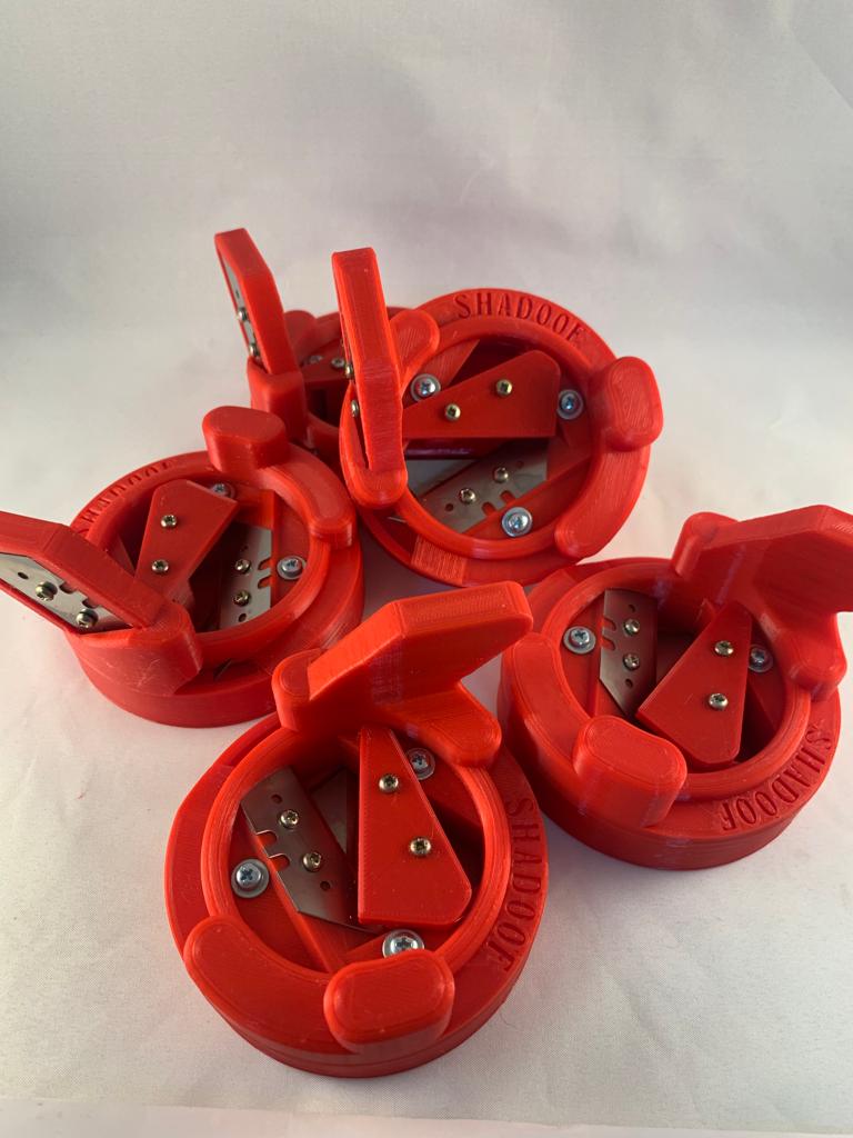 Фаскосниматель с защитной крышкой с отсеком для запасных лезвий, двумя запасными лезвиями